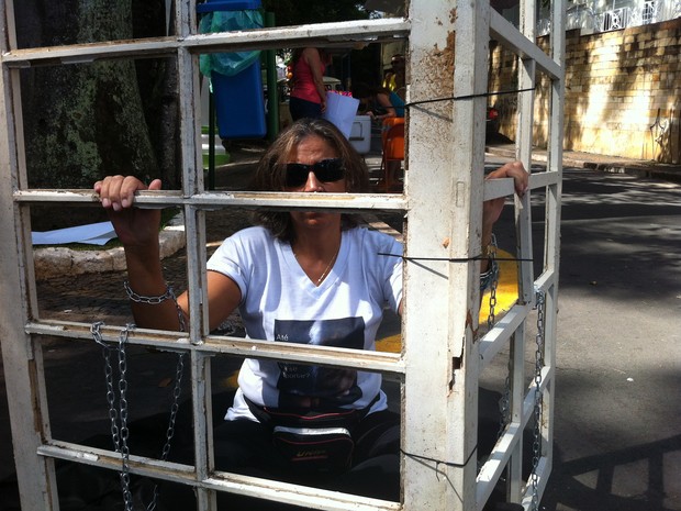 Ativista simulou estar presa em uma jaula no protesto em Campinas (Foto: Leandro Filippi / G1)