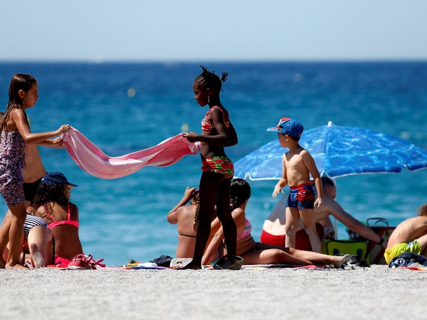 Crianças aproveitam temperaturas quentes em praia de Marselha, no sul da França, em foto de 20 de julho  (Foto: Reuters/Philippe Laurenson)