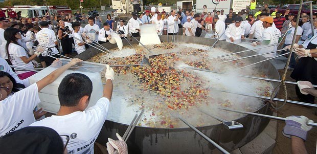 No dia 3 de setembro, s Universidade de Massachusetts, no EUA, bateu o recorde de cozinhar a maior caldeirada de frutos do mar do mundo. O recorde, validado pelo Livro Guinness, foi estabelecido no campus de Amherst, durante uma festa para celebrar a volta dos alunos. (Foto: John Solem/AP) No dia 3 de setembro, s Universidade de Massachusetts, no EUA, bateu o recorde de cozinhar a maior caldeirada de frutos do mar do mundo. O recorde, validado pelo Livro Guinness, foi estabelecido no campus de Amherst, durante uma festa para celebrar a volta dos alunos. (Foto: John Solem/AP)