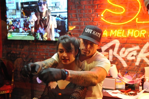 Thaila Ayala faz tatuagem com Ami James (Foto: Bia Alves / AgNews)