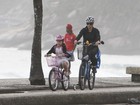Ana Furtado passeia de bicicleta com a filha 