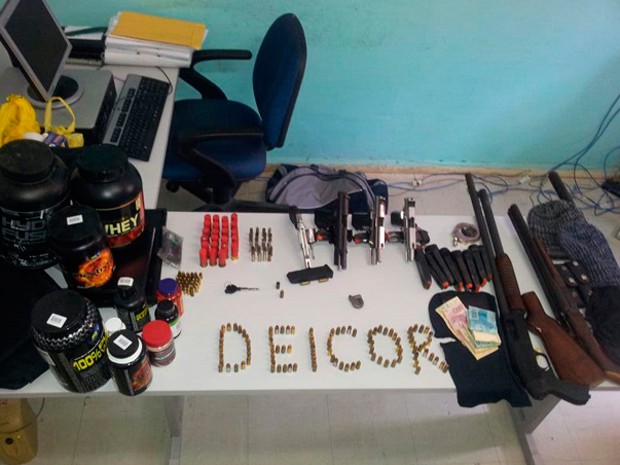 Suplementos alimentares, armas e distintivos foram apreendidos na operação Kidnap no RN (Foto: Divulgação/Polícia Civil)