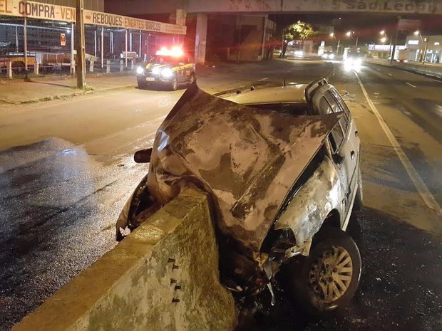 G1 Carro Bate Em Mureta Pega Fogo E Motorista Fica Ferido Na BR 116