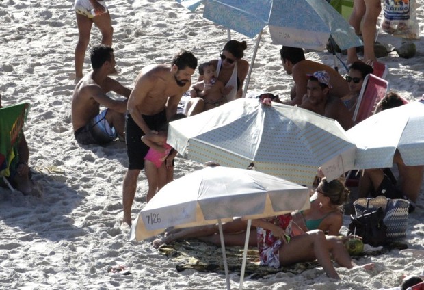 Grazi Massafera e Cauã Reymond vão juntos a praia no Rio (Foto: Delson Silva e Marcus Pavao / AgNews)