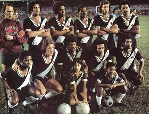 Fidélis (terceiro da direita para a esquerda) no time do Vasco campeão brasileiro de 1974 (Foto: Divulgação)