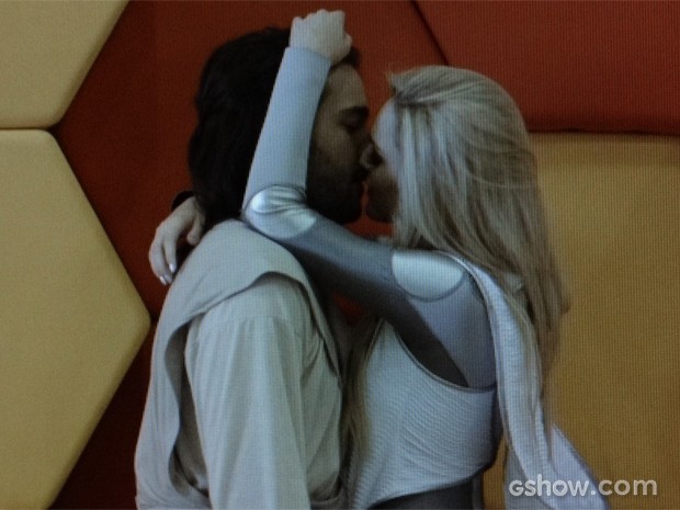 Que beijão! Megan parte para cima de Davi (Foto: Geração Brasil/TV Globo)