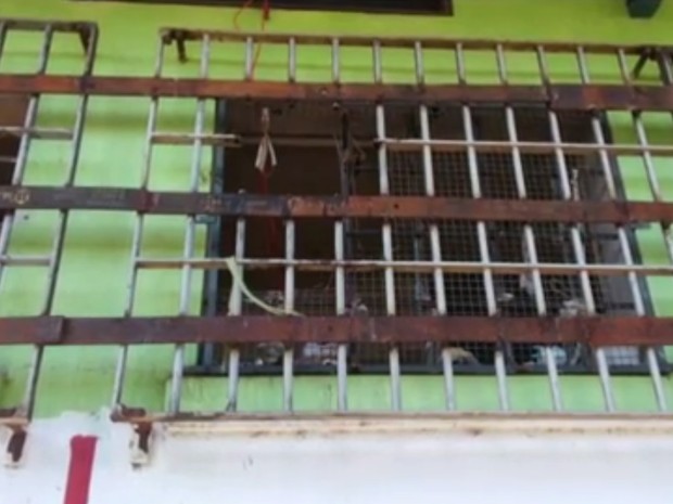 Grade de janela da cela foi serrada pelos detentos (Foto: Reprodução/RBS TV)