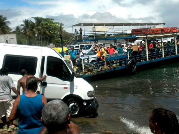 Van foi retirada da água por populares após acidente (Foto: Radar64.com)