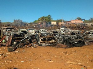 incêndio no Aureny IV destruíu veículos de ferro velho. (Foto: Divulgação/Corpo de Bombeiros)