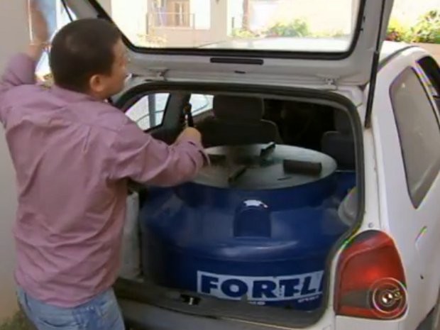Morador usa água pra consumo próprio e pra ajudar em emergências (Foto: Reprodução/ TV TEM)