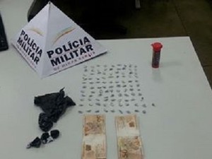 Casal é preso e droga é aprendida em Uberlândia (Foto: PM/Divulgação)