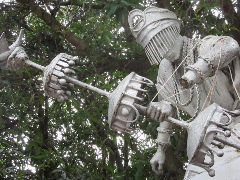 Imagem de orixá que foi vandalizada na Prainha do Lago Paranoá, em Brasília (Foto:  Alexandre Bastos/G1)