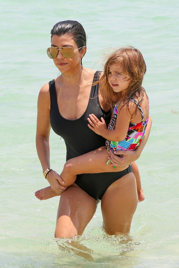 Kourtney Kardashian e a filha Penelope na praia, em Miami (Foto: AKM-GSI Brasil)