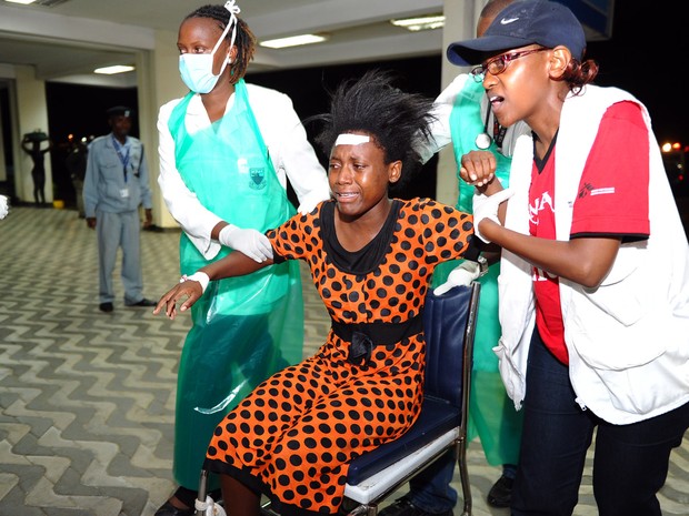 Médicos atendem uma mulher ferida no Hospital Nacional em Nairobi, no Quênia, após ataque do grupo radical islâmico Al-Shabaab na Universidade de Garissa, no leste do país. Pelo menos 147 pessoas morreram e dezenas ficaram feridas (Foto: AFP) Médicos atendem uma mulher ferida no Hospital Nacional em Nairobi, no Quênia, após ataque do grupo radical islâmico Al-Shabaab na Universidade de Garissa, no leste do país. Pelo menos 147 pessoas morreram e dezenas ficaram feridas (Foto: AFP)