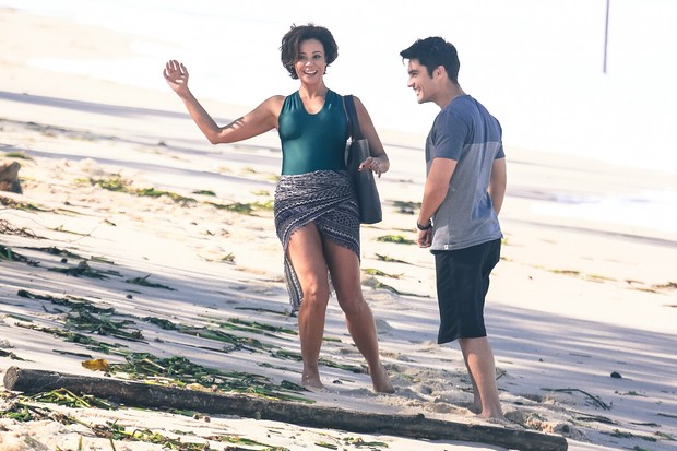 Guilherme Leicam e Vanessa Gerbelli em gravação na praia (Foto: Dilson Silva / Agnews)