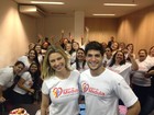 Ex-BBBs Fernanda e André lotam shopping em campanha de doação
