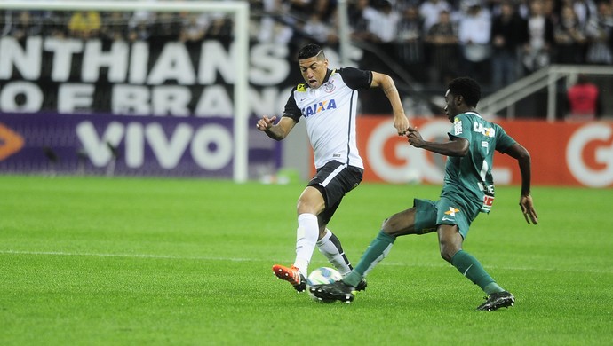 Corinthians x Coritiba: Ralf e Negueba (Foto: Marcos Ribolli)