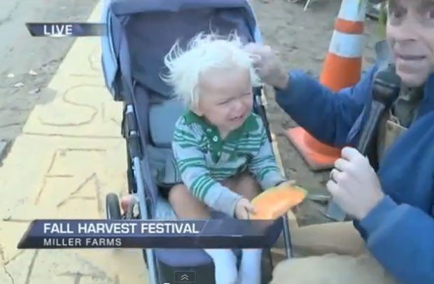 Em setembro, o repórter Dan Duru, da emissora de TV ‘KDVR’, de Denver, no estado do Colorado (EUA), assustou e acabou fazendo uma criança chorar ao tentar entrevistá-la na durante um festival na cidade de Platteville  (Foto: Reprodução)