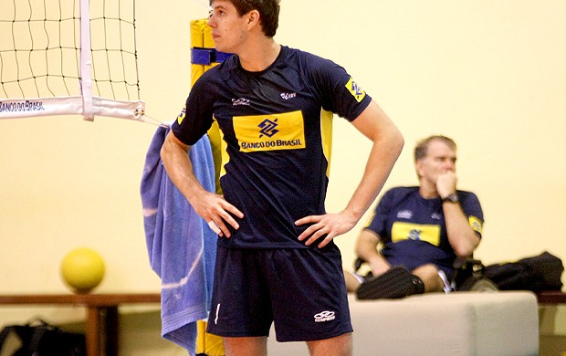 Bruninho e Bernainho ao fundo. Treino da seleção de vôlei Brasil (Foto: Alexandre Arruda / CBV)