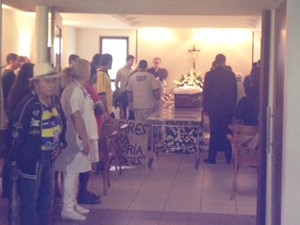 Amigos e parentes se despediram de Jorge Dória no Memorial do Carmo (Foto: Alba Valéria Mendonça / G1)