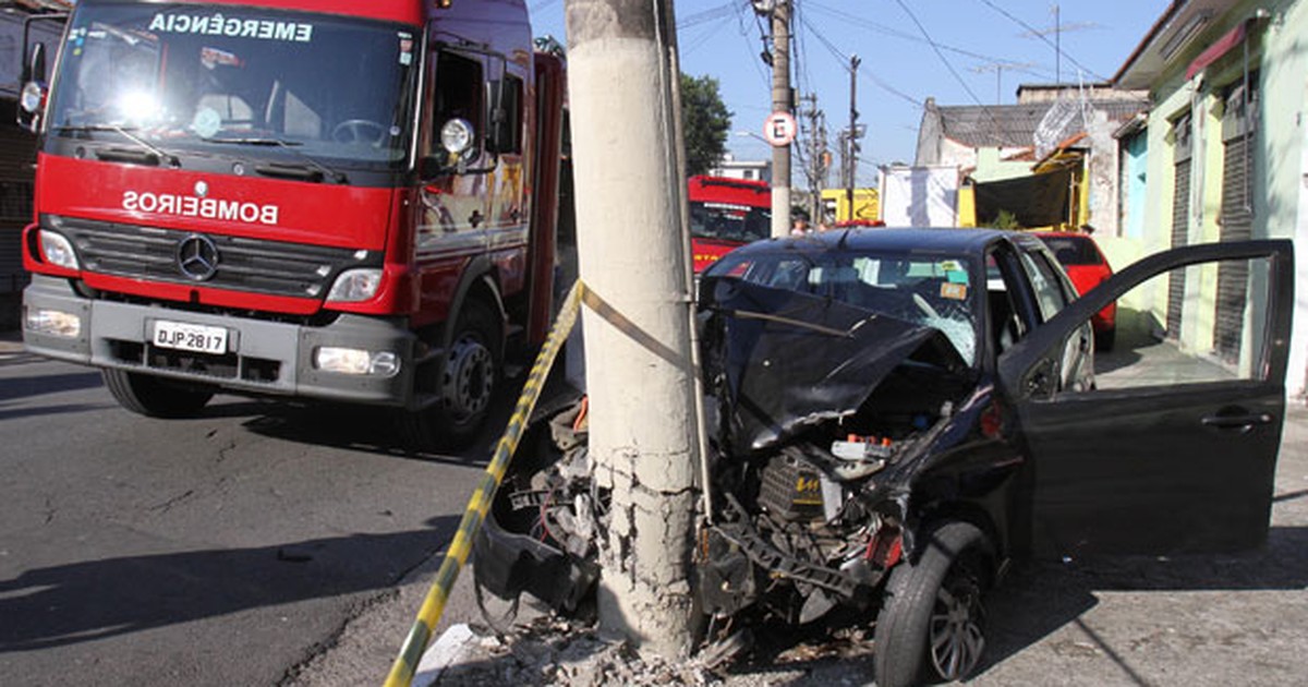 G1 Carro Bate Em Poste E Interdita Avenida Na Zona Norte De SP