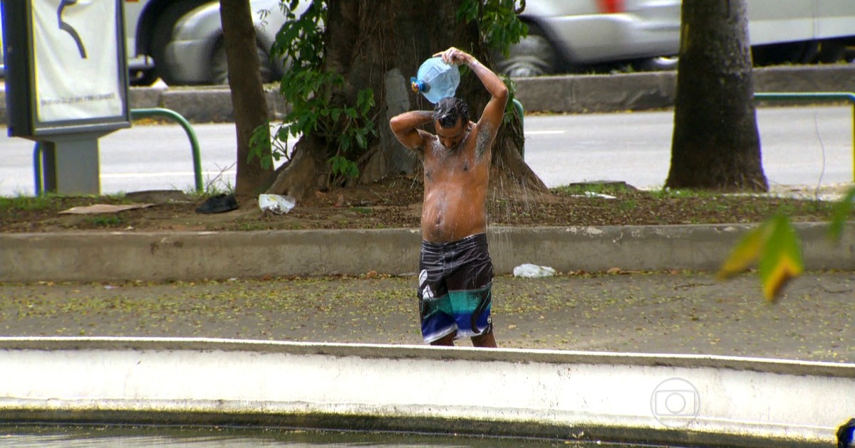 G1 Moradores De Rua Tiram As Roupas E Tomam Banho Em Local Público No Rio Notícias Em Rio De 