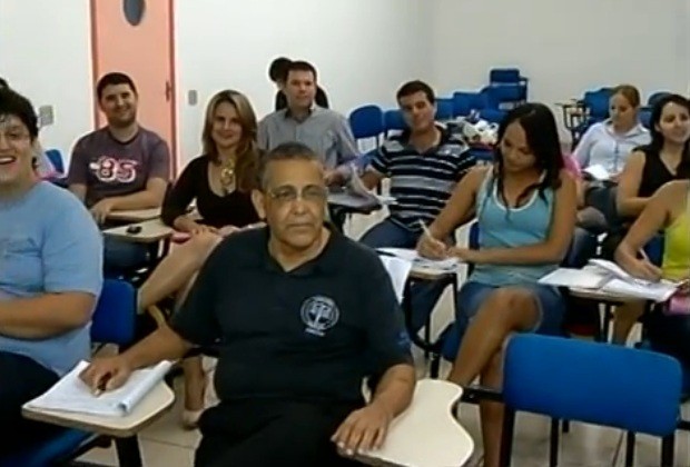 Em sala de aula, colegas admiram a força de vontade do aposentado, em Goiás (Foto: Reprodução/ TV Anhanguera)