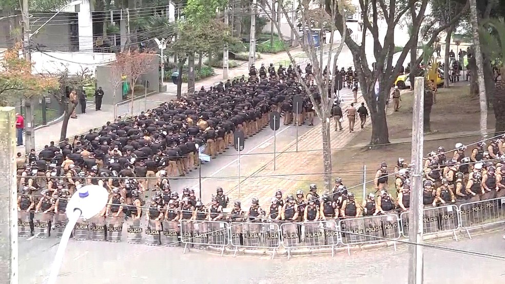 Policiais fazem segurança no entorno do prédio da Justiça Federal em Curitiba nesta manhã. (Foto: Reprodução)