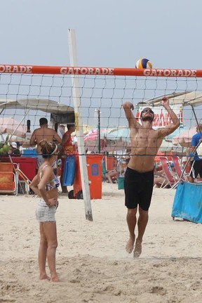 Fernanda Lima e Rodrigo Hilbert jogam vôlei na areia (Foto: Fabio Moreno / Photorio News)