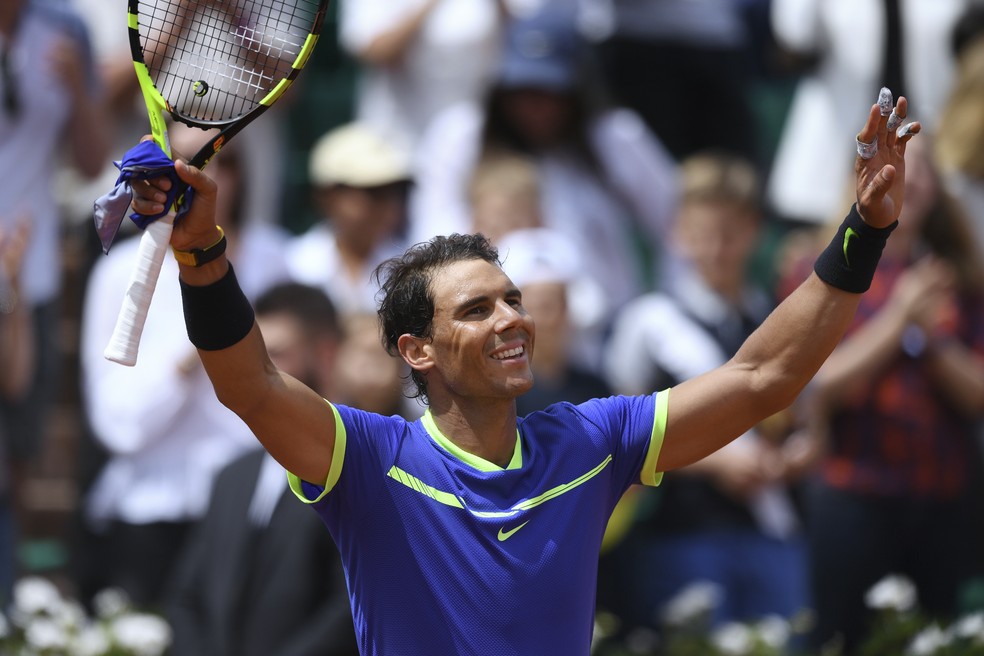 Nadal comemora vitória e classificação às quartas de final em Roland Garros (Foto: GABRIEL BOUYS / AFP)
