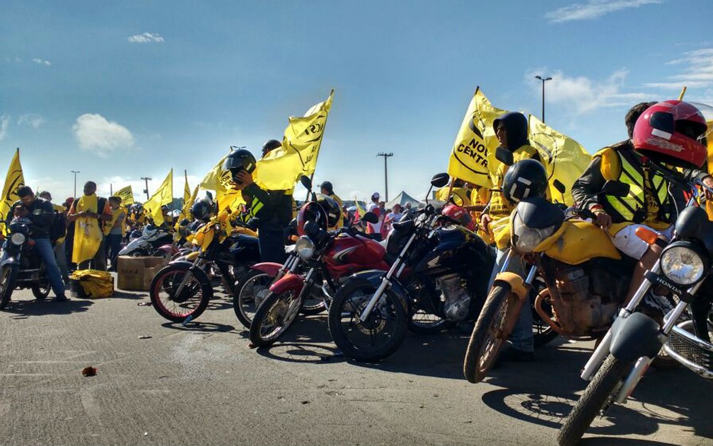 Integrantes da Nova Central Sindical dos Trabalhadores reúnem-se de moto no estacionamento do estádio Mané Garrincha (Foto: Beatriz Pataro/G1)