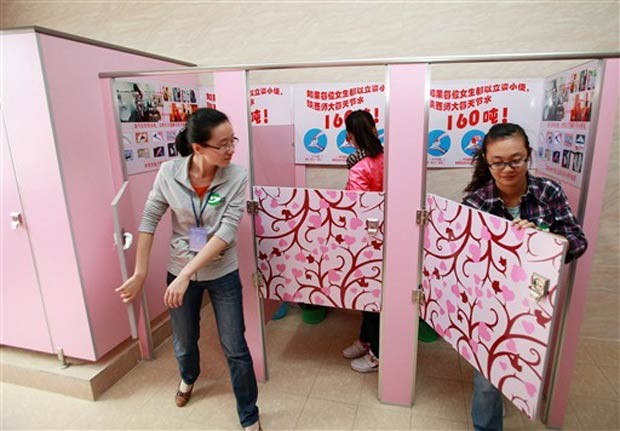 Em 2010, uma universidade em Xian, província de Shanxi (China), instalou urinóis nos banheiros femininos com o objetivo de diminuir o consumo de água. Em cima dos urinóis, a universidade colocou instruções para as mulheres sobre a forma de urinar em pé (Foto: AFP)