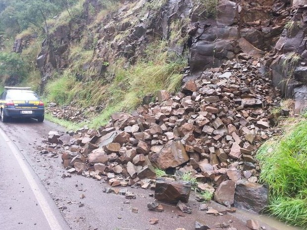 Em Concórida, acostamento está interditado devido a queda de barreira (Foto: PRF/Divulgação)