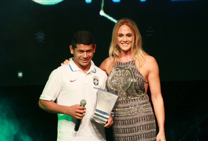 Hortência ao lado de Datinha, que foi eleito como atleta do ano pelo júri técnico (Foto: Biamam Prado/ Jornal O Estado)