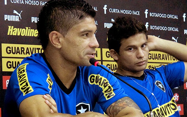 Renato e Elkeson na coletiva do Botafogo (Foto: André Casado / Globoesporte.com) Renato e Elkeson na coletiva do Botafogo (Foto: André Casado / Globoesporte.com)