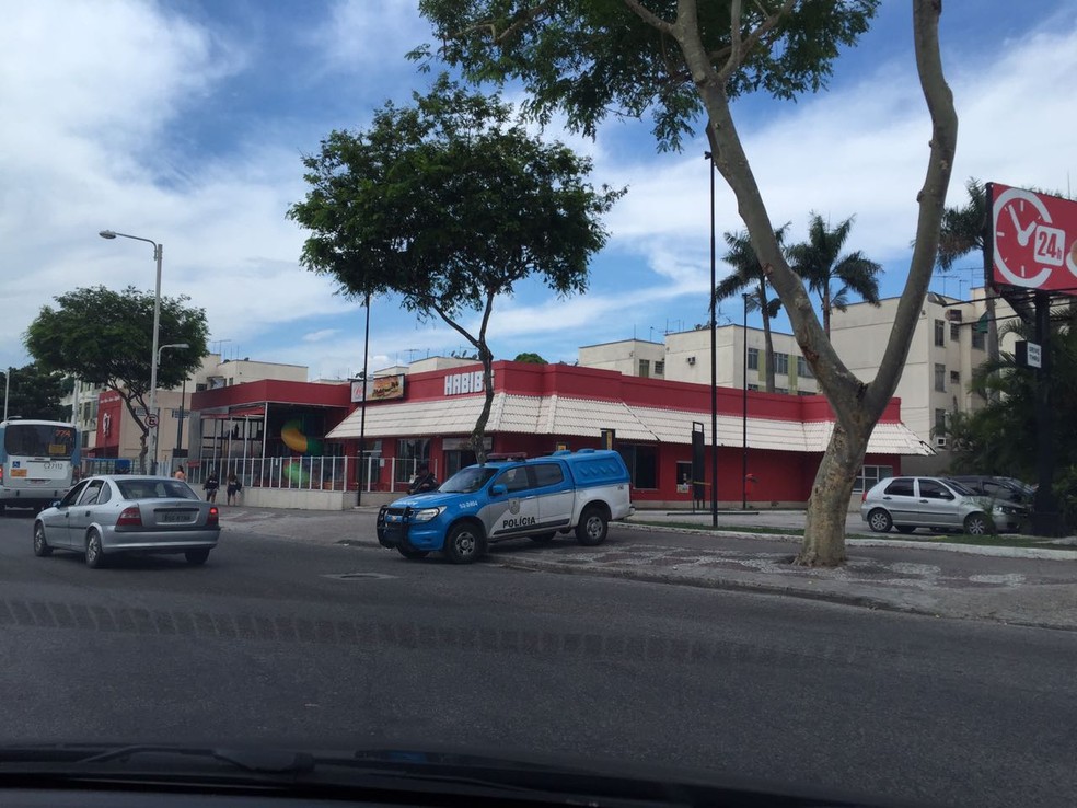 Lanchonete onde menina foi baleada tinha reforço policial neste domingo (Foto: Henrique Coelho/G1)
