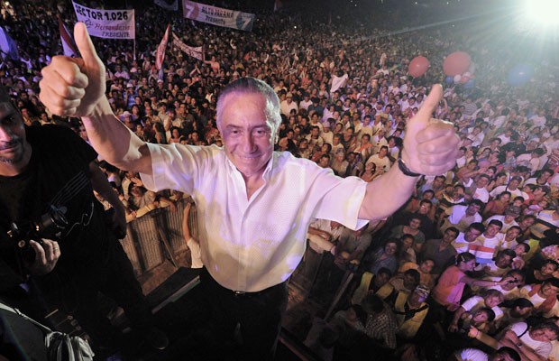 Imagem do dia 13 de janeiro mostra o candidato paraguaio Lino Oviedo durante campanha presidencial em Luque (Foto: Norberto Duarte)