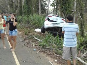 Carro bate em árvore e dois jovens morrem no Noroeste do Espírito Santo (Foto: Foto Leitor/ A Gazeta) Carro bate em árvore e dois jovens morrem no Noroeste do Espírito Santo (Foto: Foto Leitor/ A Gazeta)