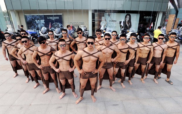 Cchineses se fantasiaram de guerreiros espartanos para comemorar aniversário de loja (Foto: Reuters)