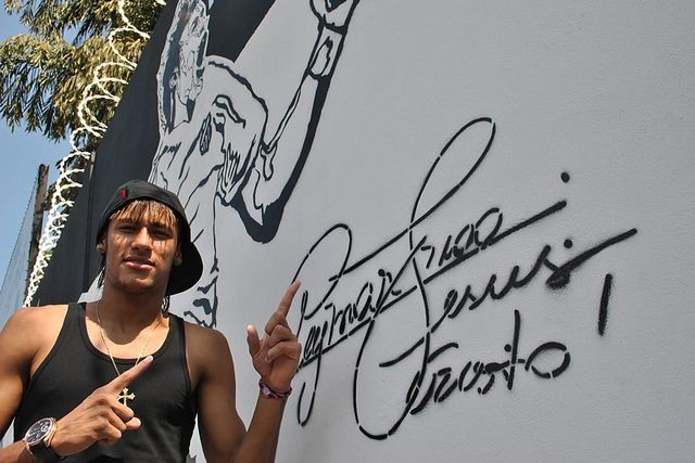 Neymar autografo muro (Foto: Divulgação/Site Oficial Neymar)
