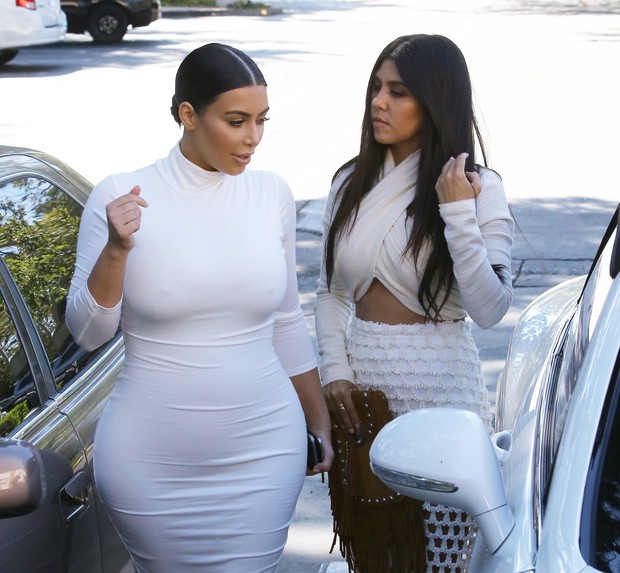 X17 - Kim Kardashian e Kourtney Kardashian gravam reality show em Los Angeles, nos Estados Unidos (Foto: X17online/ Agência)