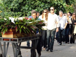 Idosa encontrada morta no quintal de casa em São Conrado é enterrada nesta segunda (30) no Rio (Foto: Bernardo Tabak/G1)