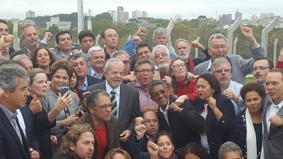 Foto de Lula com Dilma e apoiadores feita logo após o desembarque do ex-presidente em Curitiba (Foto: Arquivo pessoal)