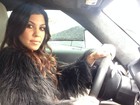 Kourtney Kardashian usa casaco de pelo e internauta diz: 'Parece macaco'