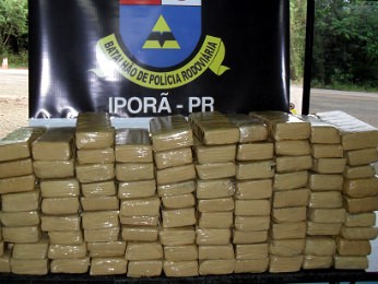 Policiais rodoviários estaduais encontraram droga escondida no porta-malas (Foto: Divulgação/PRE)