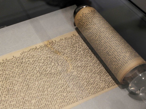 Manuscrito de 'On the road', de Jack Kerouac, é exposto no Museu das letras e manuscritos, em Paris, nesta quarta-feira (16). O rolo de 36 metros ficará exposto até o dia 19 de agosto (Foto: Reuters/Charles Platiau )