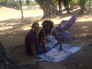 Na véspera do feriado famílias visitaram o parque para se refrescar do calor da cidade (Foto: Káthia Mello/G1)