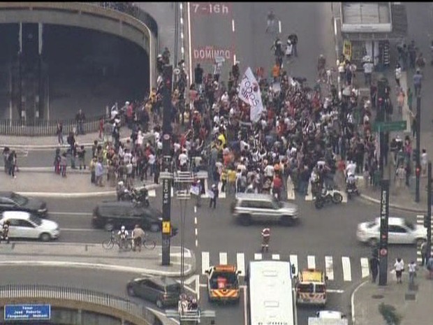 Manifestantes bloqueiam parte da Avenida Paulista neste sábado (9) (Foto: Reprodução/TV Globo)