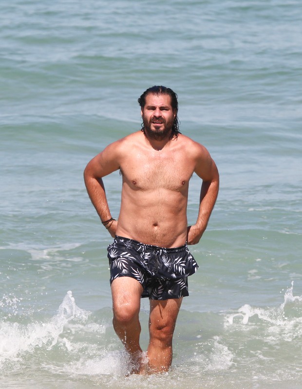 Thiago Lacerda na Praia da Barra da Tijuca (Foto: AgNews)