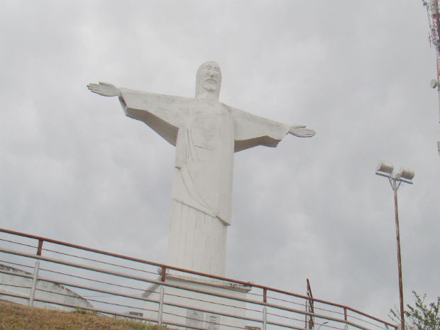 O Mirante do Cristo, um dos pontos turísticos de Formiga, estará aberto para visitação de segunda-feira à domingo, das 8h às 18h. O local passou por diversas reformas, que foram iniciadas em 2014. Entre as obras, foram feitas as adequações previstas no projeto de incêndio e pânico, obras de acessibilidade, pintura, jardinagem, revisão nas partes elétricas e hidráulicas. (Foto: Prefeitura de Formiga/Divulgação) O Mirante do Cristo, um dos pontos turísticos de Formiga, estará aberto para visitação de segunda-feira à domingo, das 8h às 18h. O local passou por diversas reformas, que foram iniciadas em 2014. Entre as obras, foram feitas as adequações previstas no projeto de incêndio e pânico, obras de acessibilidade, pintura, jardinagem, revisão nas partes elétricas e hidráulicas. (Foto: Prefeitura de Formiga/Divulgação)